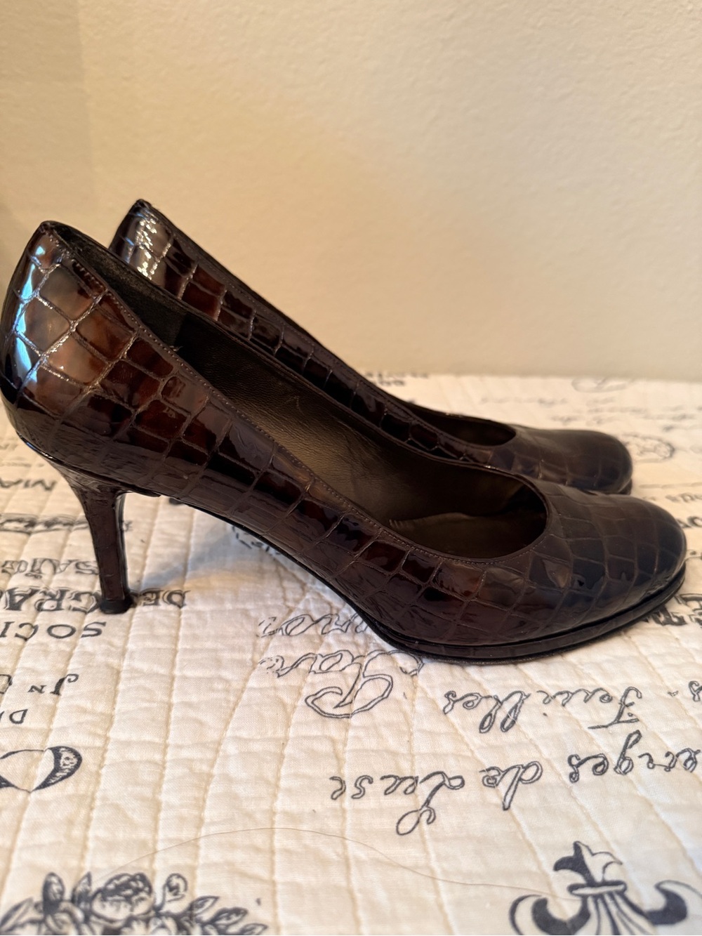 Stuart Weitzman Dark Brown Croc-Embossed Leather Pumps Heels